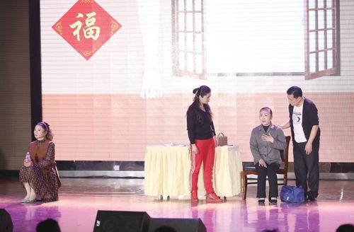 姜堰在线,姜堰微视听等新媒体创作的文艺节目在颁奖典礼上表演,赢得